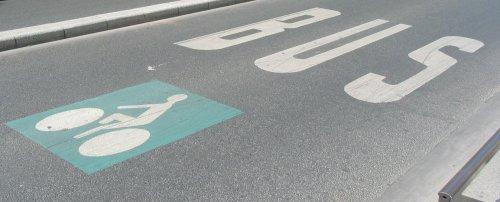 οποιοδήποτε άλλο σταθµό «Velib». Σε κάθε σταθµό υπάρχει συσκευή που λειτουργεί ως παρκόµετρο όπου µπορείς να πληρώσεις µε την πιστωτική σου κάρτα ή µε την ετήσια κάρτα.