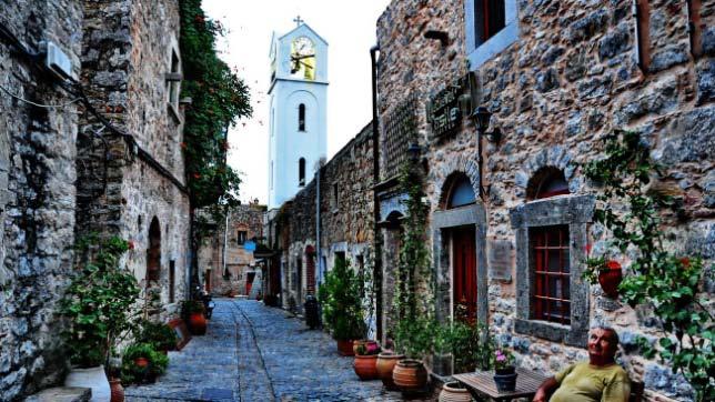 Είναι κτισμένο στη νοτιοανατολική πλευρά του λόφου Πατέλλα, με ωοειδή περίμετρο, περιβαλλόμενο από μεσαιωνικό περίβολο, ο οποίος αποτελεί τον εξωτερικό τοίχο των ακραίων σπιτιών του.