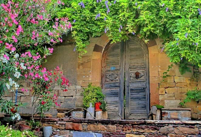 της Χίου, ο Κάμπος είναι ευρέως γνωστός για τα μυροβόλα περιβόλια εσπεριδοειδών, αλλά και τα παλιά αρχοντικά σπίτια.