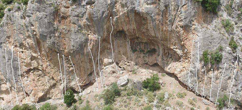 Εκεί που νομίζετε οτι ο δρόμος θα τελείωσει, κάντε αριστερά και αμέσως δεξία. Μετά από λίγο ο τσιμεντόδρομος γίνεται χωματόδρομος, βατός ακόμα και για ΙΧ. Στην πρώτη κλειστή στροφή παρκάρετε.