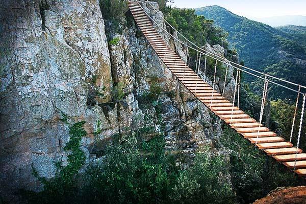 Περίπουστοτέλοςτου19 ου αιώνακαιστιςαρχέςτου 20 ου ένανέουλικόχρησιμοποιήθηκε: τοοπλισμένο σκυρόδεμα.