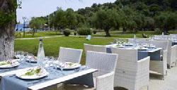 αναψυκτικά και νερό) ωρεάν ξαπλώστρες και οµπρέλες στην Πισίνα και στην παραλία.