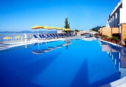 Το ξενοδοχείο διαθέτει επίσης υπαίθριο γυµναστήριο, 2 πισίνες, θαλάσσια σπορ (µε χρέωση), εκδροµές ποδηλασίας, πινγκ πονγκ κ.ά. δραστηριότητες. Ακόµη διαθέτει «Aphrodite Spa», µε έκταση 1.000 τ.µ., πανοραµική θέα στο Ιόνιο και µια µεγάλη γκάµα θεραπειών οµορφιάς και ευεξίας.