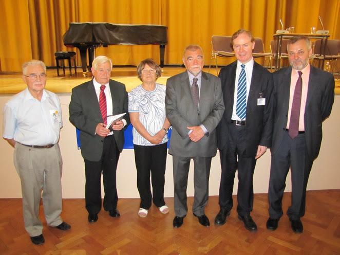 RAPORTO PRI LA AGADO DE EEU EN 2012 Estraranoj de EEU kaj loka triesta organizanto dum la Triesta konferenco kun eksprezidantoj de Kroatio kaj Slovenio Ekstera Agado Eŭropa Komisiono decidis