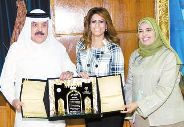 مجتمع الجمعة يوليو العبدالهادي يرعى حفل تخر ج أبناء»أحمد الربعي«بنك الخليج يرعى حفل رياض أطفال حولي حتت رعاية النائب ناجي العبدالهادي نظمت اللجنة النسائية املستقلة حفل تخرج طلبة ثانوية احمد الربعي