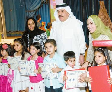 النائب ناجي العبدالهادي يكرم أحد الطلبة اخلريجني»النوخذة البحري«في مجمع مطاعم ملتقى الشعب يحتفل بسنويته األولى هديل الفضلي تتلقى درع التكرمي بالنيابة عن بنك اخلليج من محافظ حولي عبداهلل الفارس ومدير