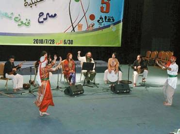 الفرقة مرتضى أوغلو ومن ثم تاله بأغنية»هيهي«من مقام»الرست«وبعدها شدا بعدد من األغاني منها»كن مجنون«على مقام»همايون«و»قال تعال«على مقام»سماء«و»ال مكان«على مقام»شود«حيث شارك في األغنية راقصان جسدا