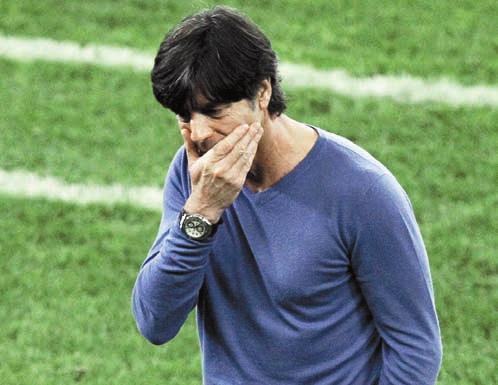 كأس العالم لكرة القدم «مونديال جنوب افريقيا» من يونيو وحتى يوليو الجمعة يوليو لوف: أدينا بطولة جيدة واإلسبان هم األفضل واألكثر انسجاما دل بوسكي: نحن سعداء وعلينا أن نتو ج أبطاال للعالم مدرب اسبانيا