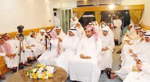 وأكدت املصادر ان املجلس قرر ان يتضمن مشروع القانون الزيادات نفسها احملالة من املجلس األعلى للدفاع دون أي تعديل عليها وناقش املجلس إجراءات شاملة لتنشيط االقتصاد الوطني مبا يشمل تنشيط بورصة الكويت.