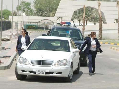 الشيخ جابر اخلالد الصباح ووكيل وزارة الداخلية الفريق احمد عبداللطيف الرجيب يبديان متدربتان تسيران بجانب موكب الشخصية املهمة خالل التدريب اهتماما كبيرا بالشرطة النسائية ومشاركتها الفاعلة في مختلف