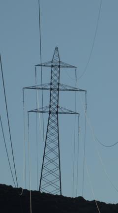 Πύργος (Πυλώνας) εναέριας ΓΜ 150kV απλού κυκλώματος (αριστερά) και διπλού κυκλώματος (δεξιά) (φωτογραφίες: Δ. Πυλαρινός) 3.