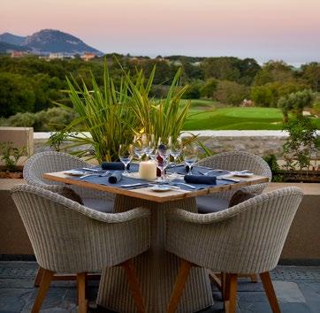 Εγκαταστάσεις - παροχές Στο The Westin Resort, Costa Navarino, θα βρείτε τρία εστιατόρια, που σερβίρουν διεθνή και Ελληνική κουζίνα, bar & grill δίπλα στην πισίνα καθώς και ένα κλασικό Αμερικανικό