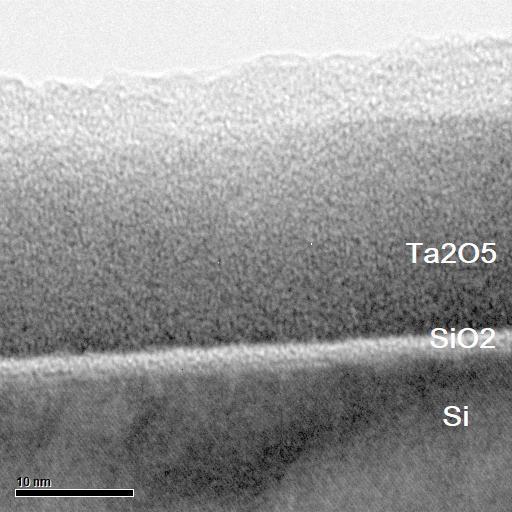 Τέλος, προκύπτει ότι στη διεπιφάνεια Si / Ta 2O 5 αναπτύσσεται ένα λεπτό στρώμα πάχους ~1-1,5nm το οποίο αποδίδεται σε σχηματιζόμενα κατά την εναπόθεση υποξείδια