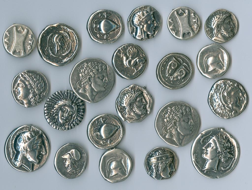 ΕΠΑΡΓΥΡΑ, ΕΠΙΧΡΥΣΑ ΚΑΙ ΟΡΕΙΧΑΛΚΙΝΑ ΑΝΤΙΓΡΑΦΑ ΑΡΧΑΙΩΝ ΝΟΜΙΣΜΑΤΩΝ Η Collection Ifigenia, ξεκίνησε το 2009 μια προσπάθεια ανάδειξης των αντιγράφων από αρχαία Ελληνικά νομίσματα που υπήρχαν για πολλά