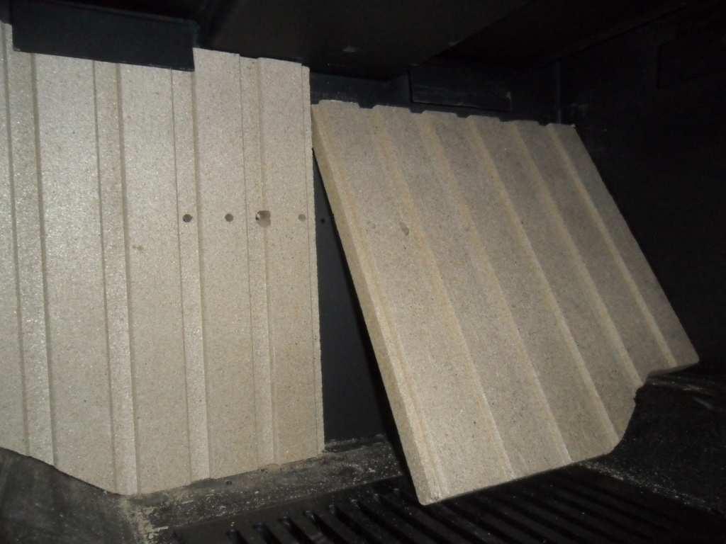 2.4 PLACAS INTERIORES POR O interior da câmara de combustão está composta por placas de vermiculite e nunca se deve usar o produto sem as placas.
