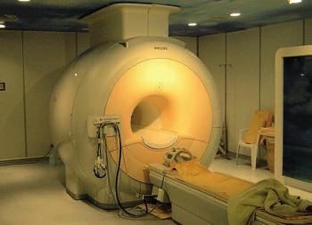 MR Opis Slikanje z magnetno resonanco (MRI) je tehnika, s pomočjo katere je mogoče pridobiti tridimenzionalno sliko notranjosti človeškega telesa.
