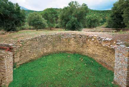 Στους ταφικούς θαλάμους της Περιστεριάς, η αρχαιολογική σκαπάνη ανακάλυψε πλήθος πολύτιμων ευρημάτων, χρυσών, χάλκινων και ασημένιων σκευών.