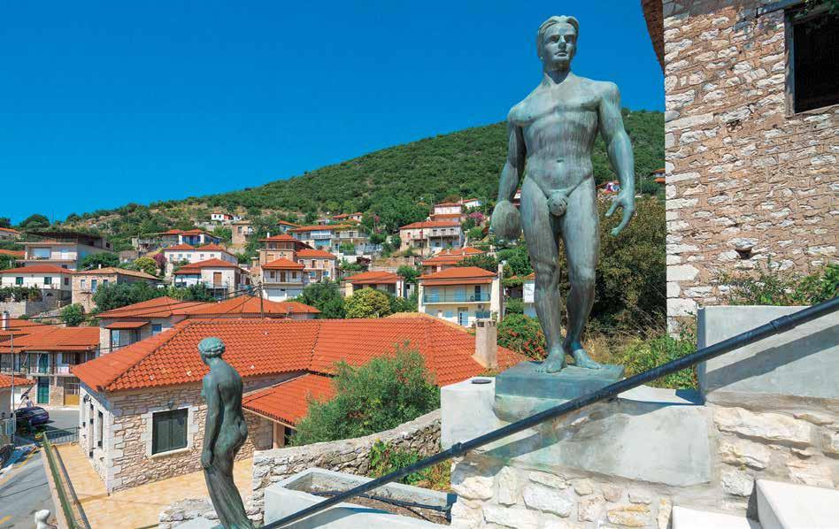 Επιλέγοντας την κεντρική διαδρομή, για το Σιδηρόκαστρο και τη Βανάδα Το Σιδηρόκαστρο είναι κτισμένο αμφιθεατρικά σε απότομη πλαγιά του λόφου και πλαισιώνεται με γλυπτά μοναδικής τέχνης και αισθητικής.