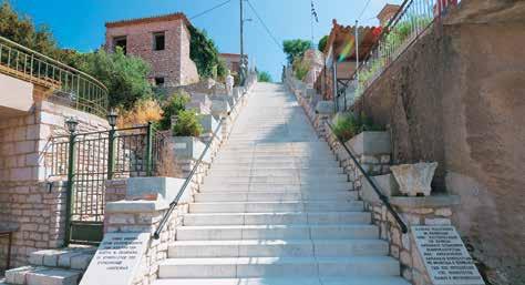 κά, μετά από λίγο, το επιβλητικό Σιδηρόκαστρο κάνει την εμφάνιση του, πλαισιωμένο από πυκνή βλάστηση, κυρίως στην αριστερή του πλευρά, χτισμένο αμφιθεατρικά πάνω σε δυο υψώματα (του «Κάστρου» και του