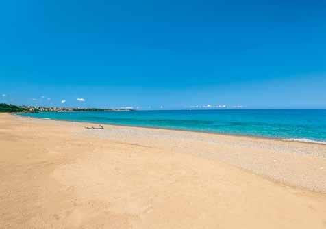 Θα βρείτε beach bar και beach volley, αλλά οι καλοφαγάδες περιηγητές θα πρέπει να αναζητήσουν είτε τις ψαροταβέρνες του Καλού Νερού, είτε κάποια μαγαζιά της Κυπαρισσίας.