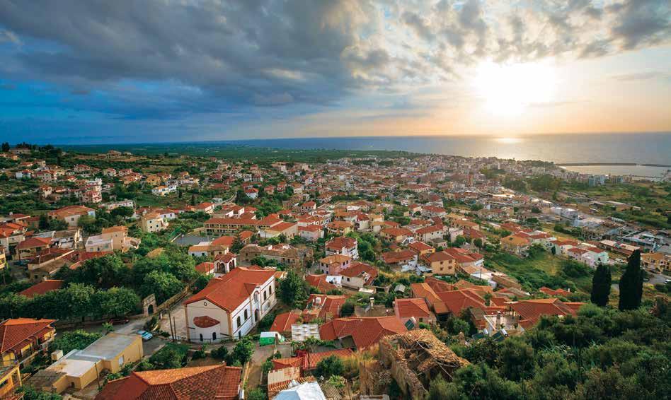 Μαγευτική Κυπαρισσία Η πόλη της Κυπαρισσίας, ιδωμένη από ψηλά στο Κάστρο, απλώνεται μέχρι τη θάλασσα. The town of Kyparissia, seen from above the Castle, spreads out to the sea.