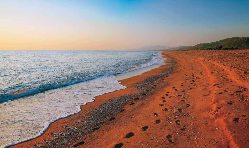 Γνωρίστε τη μαγευτική Τριφυλία Get to know the majestic Trifylia Απέραντες αμμώδεις παραλίες με εύκολη πρόσβαση και πεντακάθαρα νερά, χαρακτηρίζουν το Δήμο Τριφυλίας.