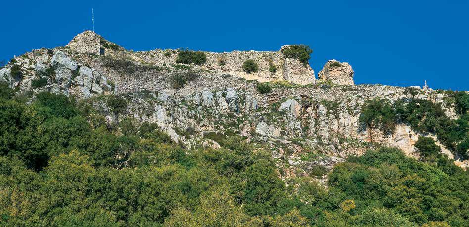 23 κατοίκων και της πλούσιας Ιστορίας, θεωρείται επιβεβλημένο να κάνω μια ωραία στάση στο «Παλιόκαστρο» λίγο ψηλότερα, στα 850 μέτρα, στην κορυφή του βουνού «Ψηλοπυργάκι».