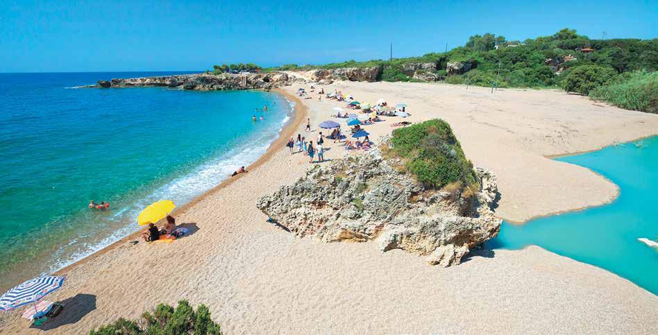 από καλλιεργημένες εκτάσεις και έχοντας στα νώτα τους προς τη δύση, σειρά μικρών βραχωδών, απάνεμων και ήρεμων μικροσκοπικών κολπίσκων για μπάνιο.