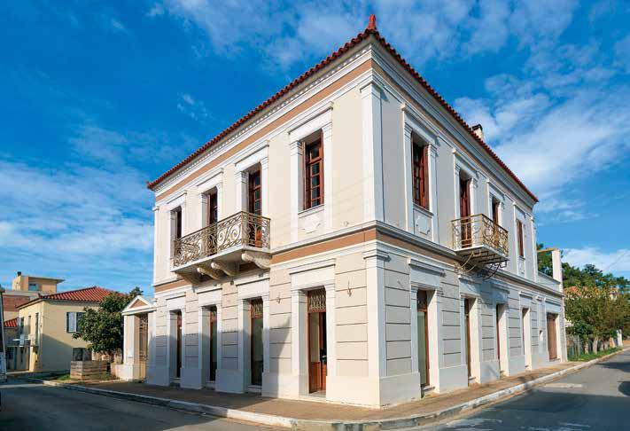 με την Παναγία Βλαχέρνα και την ιερά μονή Ευαγγελίστριας, όμως αυτό που πρέπει οπωσδήποτε κάποιος να συναντήσει από κοντά, όσο ταπεινό και αν φαίνεται στην όψη, είναι το εκκλησάκι της αναλήψεως του