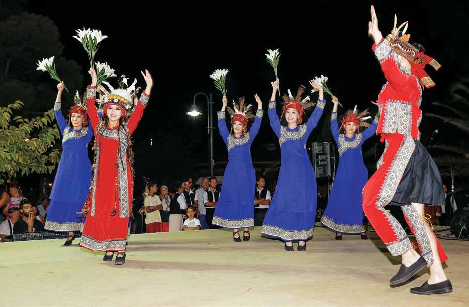 των πληρωμάτων, ελληνικών και ξένων, υπό τη μουσική συνδρομή των Φιλαρμονικών του Δήμου.