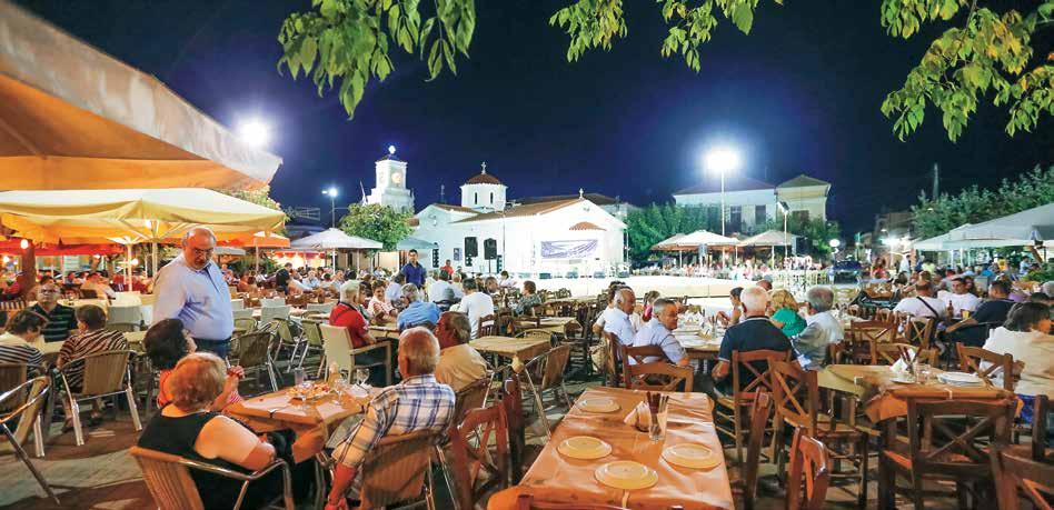 Το εξαιρετικό δεσπόζον κτίριο της Δημοτικής βιβλιοθήκης. The extraordinary building of the Municipal Library. Η κεντρική πλατεία της πόλης, με τις καφετέριες και τα μαγαζιά να σφύζουν από ζωή.