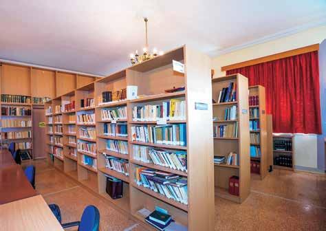 ανατολικομεσημβρινή πλευρά της, καταλήγω σε ένα μεγάλο πλάτωμα, ένα μικρό πάρκο με τμήματα κήπου, ανδριάντα και ένα εξαιρετικό κτίριο στο βάθος, την «Μπρίσκειο Δημοτική Βιβλιοθήκη» της οποίας το