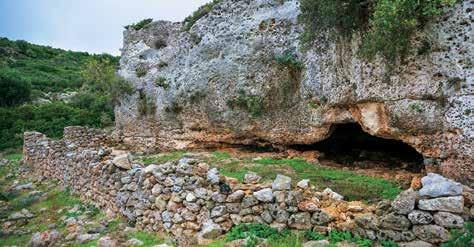 Το χωριό το χωρίζει στα δύο ένας βαθύκοιτος χείμαρρος, ο λεγόμενος «Κωλοπανάς» (βαπτισμένος από τα πανιά των μωρών που έπλεναν εδώ κάποτε οι μανάδες τους) και η κεντρική του πλατεία είναι γραφική και