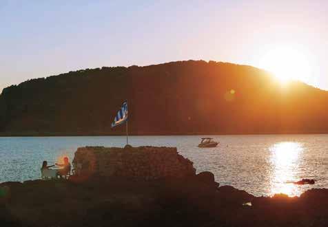 εξαιρετικής ποιότητας ψιλή χρυσαφί αμμουδιά) είτε στο «Βρωμονέρι» τον τροπικό και ήσυχο κολπίσκο με τα πεντακάθαρα νερά.