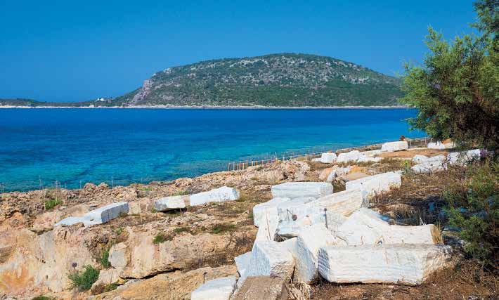 Αντίγραφα αρχαίων κιόνων και αρχιτεκτονικών μελών (προοριζόμενα για εκκλησιαστικό διάκοσμο) είναι διάσπαρτα μπροστά στην παραλία.