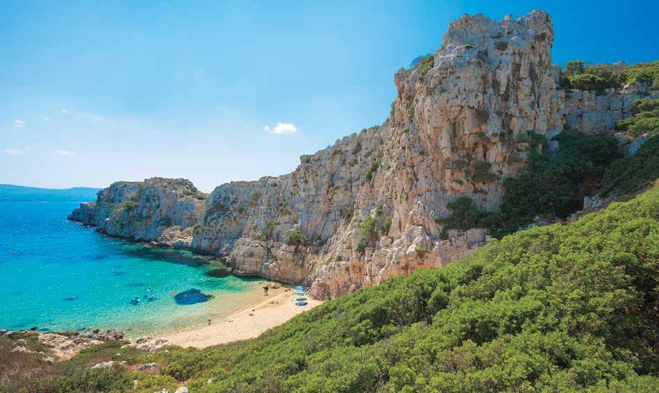 Η απροσδόκητη νήσος Πρώτη Η αμμώδης παραλία της Βουρλιάς, είναι η μοναδική του είδους σε όλο το νησί. The Vourlia sandy beach is the only one of its kind in the entire island.