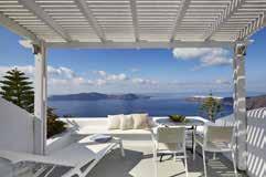 . Σκαρφαλωμένο στον βράχο στο κεντρικότερο σημείο του