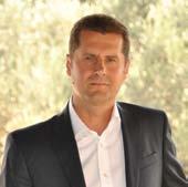 ΒΙΟΓΡΑΦΙΚΑ ΟΜΙΛΗΤΩΝ 8 th Capital Link CSR in Greece Forum 2018 Μιχάλης Μαυρόπουλος Περιφερειακός Διευθυντής Ανατολικής Μεσογείου TUI Destination Experiences O Μιχάλης Μαυρόπουλος είναι ο