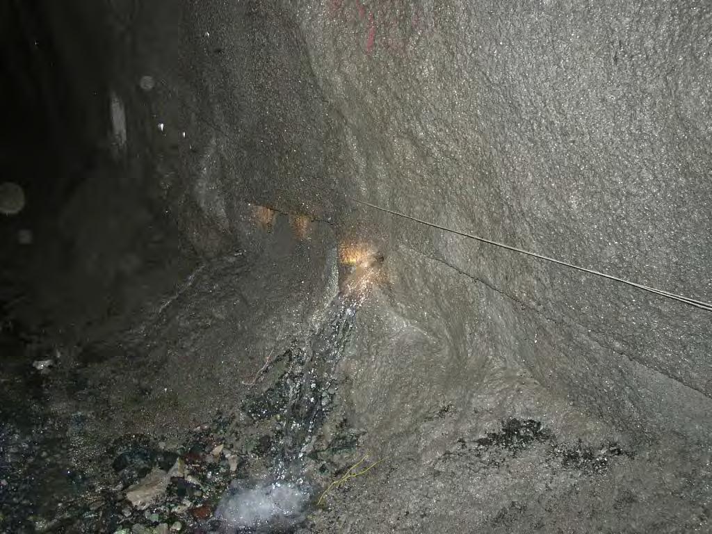 ΑΡΙΣΤΕΡΟΣ ΚΛΑΔΟΣ Στις 27/09/02 κατά τη διάρκεια της εκσκαφής, μεταξύ του 16 ου -17 ου (24/09/02) και 21 ου -22 ου πλαισίου διαπιστώθηκε μικρού όγκου υπερεκσκαφή στον θόλο του αριστερού κλάδου.