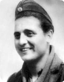 јуни 1946 г. се вратил во Егејскиот дел и стапил во партизанските единици на НОФ. Заради храброста и пожртвуваноста во 1947 г. командата на ДАГ му доделила офицерски чин капетан на чета. Во 1948 г.
