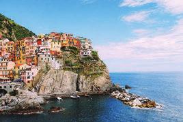 Αεροπορικές Αποδράσεις MANAROLA Μ ντε σσο ερνάζα Κορν ια ΤΑ Α Μαναρ α Π ιο ίο Ματζ ρε σ νκου έ Π α Λού α ρεντία αν ζιμινιάνο ώμη ι να ΕΙ ΙΚΕΣ ΑΝΑΧΩΡΗΣΕΣ 11/8 & 17/8 ζητήστε µας το αναλυτικό πρόγραµµα