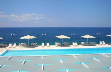 30 ΦΙΛΙΑΤΡΑ, ΜΕΣΣΗΝΙΑ Limenari Sun Resort Το Limenari Sun Resort είναι χτισμένο πάνω στη θάλασσα, στον παραδοσιακό παραθαλάσσιο οικισμό Λιμενάρι, μέσα σε μιά καταπράσινη έκταση και με θέα στο υπέροχο