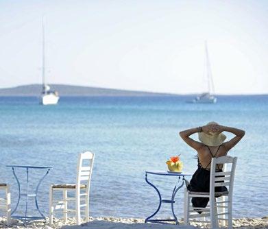 45 ΑΛΥΚΗ, ΠΑΡΟΣ Galatis Hotel Βρίσκεται σε μια γοητευτική και ήσυχη τοποθεσία στην περιοχή της Αλυκής, πάνω ακριβώς στην πανέμορφη παραλία και μόλις 15 μόλις λεπτά από την πόλη της Παροικιάς.