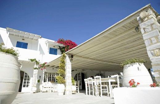 Η απέριττη διακοσμητική φιλοσοφία και η άνετη διαρρύθμιση εξασφαλίζουν την απροβλημάτιστη διαμονή.