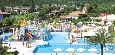 Τα δωμάτια στο Cronwell Platamon Resort διαθέτουν κομψή διακόσμηση και μεγάλα παράθυρα, τα περισσότερα με θέα στη θάλασσα.