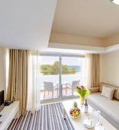 350 ΛΕΠΤΟΚΑΡΥΑ, ΠΙΕΡΙΑ Bomo Olympus Grand Resort Τo Bomo Olympus είναι ένα συγκρότημα ξενοδοχείου και μπάνγκαλοου, τεσσάρων αστέρων, κάτω από τη σκιά του Ολύμπου, σε μια εξαιρετική παραλία με ξανθή