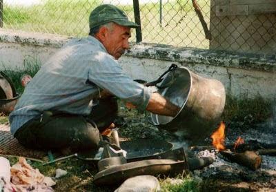 Γανωτής Οι γανωτζήδες ήταν συνήθως τεχνίτες που αναλάμβαναν τον γαλβανισμό των χάλκινων οικιακών σκευών όπως ταψιά, καζάνια, κουτάλια και πιρούνια.