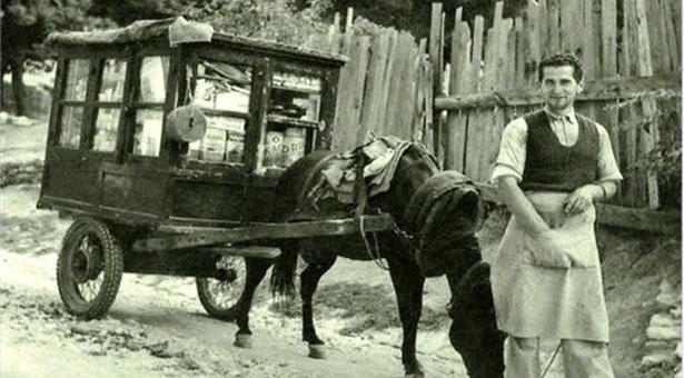 Γυρολόγος Ο γυρολόγος περνούσε από χωριό σε χωριό και πουλούσε πουκάμισα, κάλτσες, κουμπιά, λάστιχα, κουβαρίστρες, τσατσάρες, χτένια, βαφές και άλλα μικροπράγματα. Η πληρωμή γινόταν σε είδος.