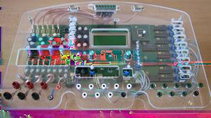 8 Ak by sa ovládal každý prevodník samostatne, bolo by potrebné 112 obslužných pinov mikroprocesorov, čo je nereálne. Preto majú všetky prevodníky spoločnú dátovú zbernicu.