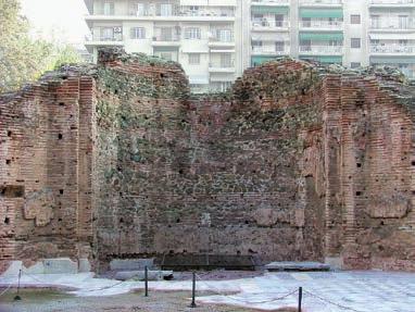 εκτίθενται στο Αρχαιολογικό Μουσείο Θεσσαλονίκης (εικ. 69, 76). Για την κατασκευή του δαπέδου χρησιμοποιήθηκαν διάφορα είδη μαρμάρων από λατομεία της Ελλάδας και της Αιγύπτου.